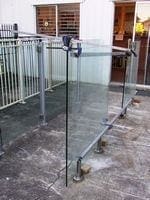 bracing_glass_panels